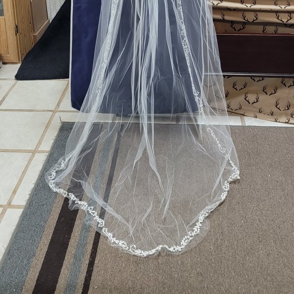 New wedding dress - Picture 1 of 3
